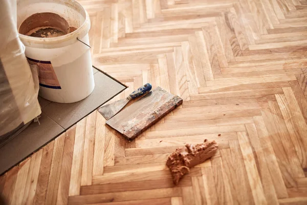 古い堅木の床の寄木細工の復元とクリーニング — ストック写真