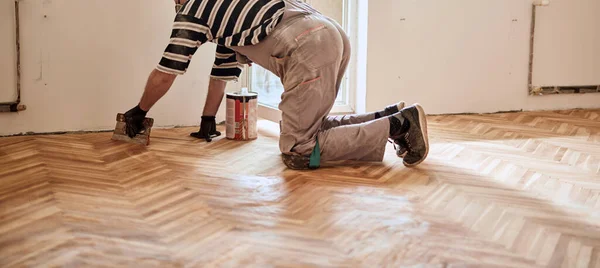 Reparador Restaurando Parquet Con Una Máquina Lijar — Foto de Stock