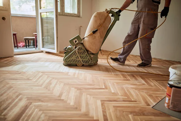 Reparador Restaurando Parquet Con Una Máquina Lijar — Foto de Stock