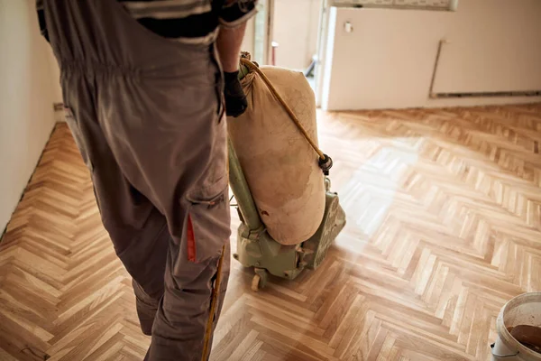 Reparador Restaurando Parquet Com Uma Máquina Lixar — Fotografia de Stock