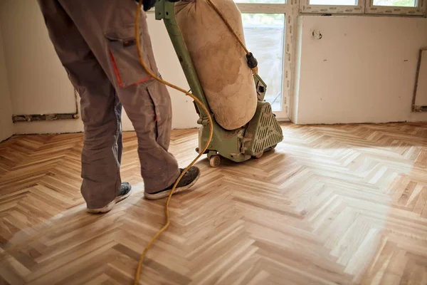 Reparador Restaurando Parquet Con Una Máquina Lijar — Foto de Stock