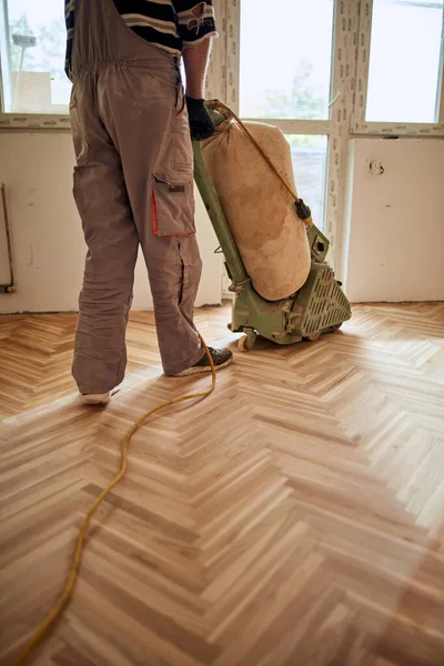 Reparador Restaurando Parquet Con Una Máquina Lijar — Foto de Stock