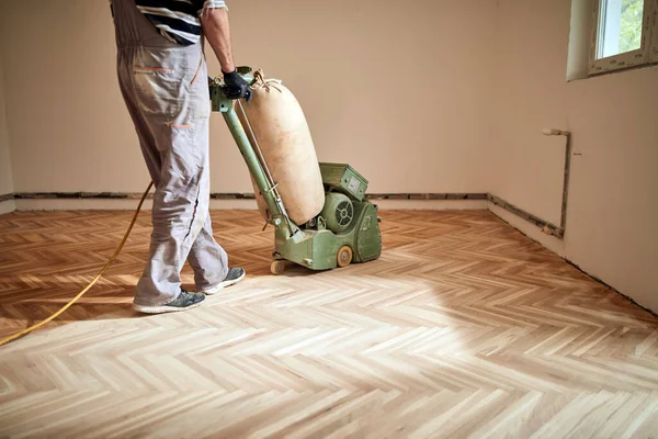 Réparateur Restauration Parquet Avec Une Ponceuse — Photo