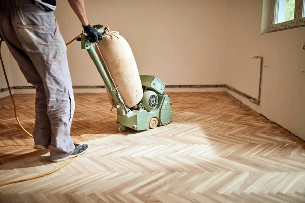 Reparador Restaurando Parquet Con Una Máquina Lijar — Foto de Stock