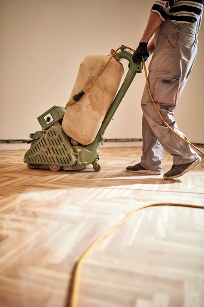 Reparador Restaurando Parquet Con Una Máquina Lijar — Foto de Stock