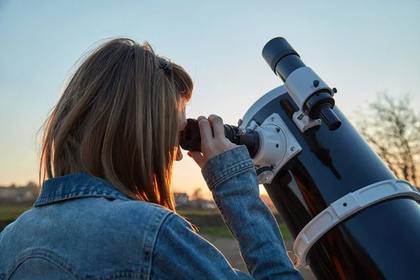 Vrouw Kijken Naar Hemel Met Amateur Astronomische Telescoop — Stockfoto