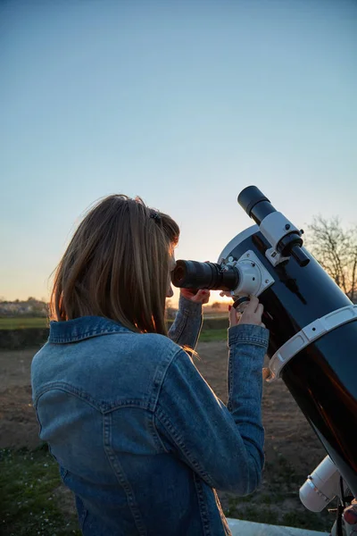 Mujer Mirando Cielo Nocturno Con Telescopio Astronómico Amateur — Foto de Stock