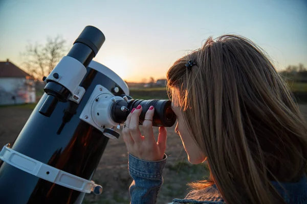 Amatör Astronomik Teleskopla Gökyüzüne Bakan Bir Kadın — Stok fotoğraf