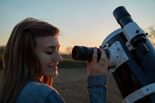 Amatör Astronomik Teleskopla Gökyüzüne Bakan Bir Kadın — Stok fotoğraf