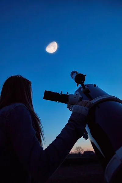 Frau Blickt Mit Amateurteleskop Den Nachthimmel — Stockfoto