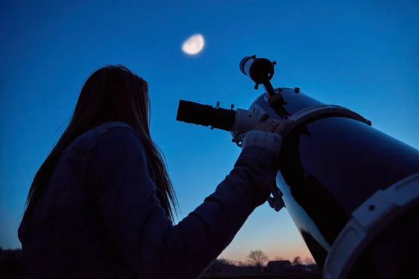 Mujer Mirando Cielo Nocturno Con Telescopio Astronómico Amateur —  Fotos de Stock