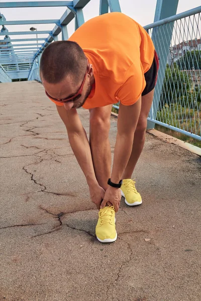 Sportowiec Urazem Nogi Podczas Joggingu Ćwiczeń Środowisku Miejskim — Zdjęcie stockowe