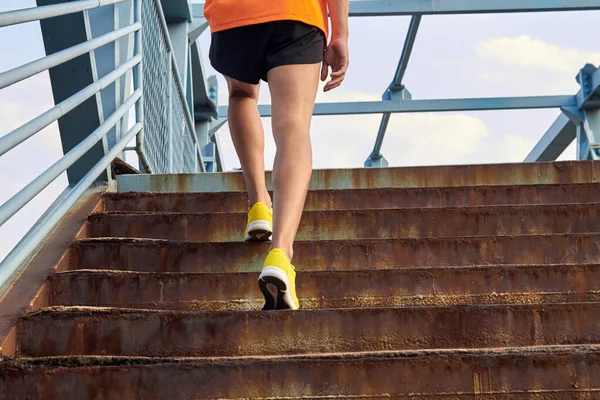 Sportler Joggt Gelben Laufschuhen Die Treppe Hinauf — Stockfoto