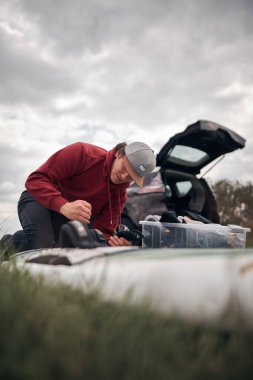Rüzgar sörfçüsü ve kampçı doğada toplanıp yerleşiyorlar..