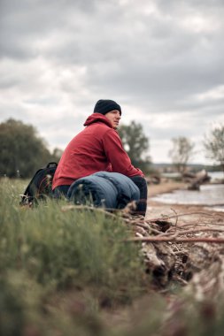 Doğa yürüyüşçüsü nehir kıyısında kamp yapıyor..