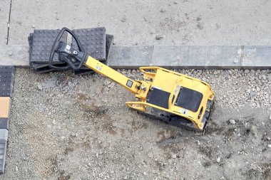 Kamu alanının yeniden inşası için açık havada ağır inşaat makineleri.