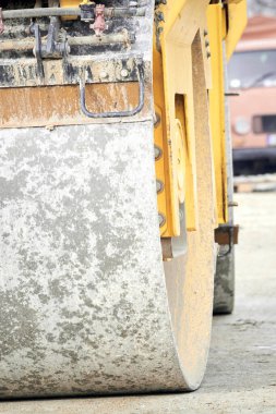 Kamu alanının yeniden inşası için açık havada ağır inşaat makineleri.