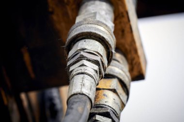 Hidrolik kapakçık ve ağır bir inşaat makinesinin hortumları..