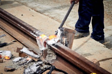 Demiryolu inşaatı halka açık bir alanda yapılıyor..