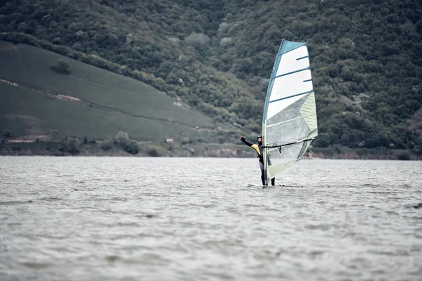 Windsurfer Surfeando Día Ventoso Río — Foto de Stock