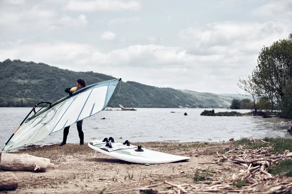 Windsurfer Surf Una Giornata Ventosa Fiume — Foto Stock