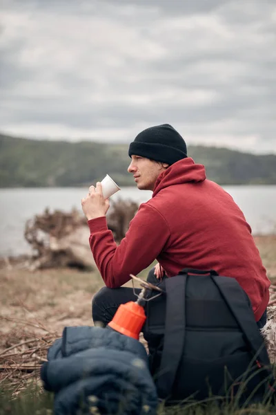 Turistický Kemp Přírodě Břehu Řeky — Stock fotografie