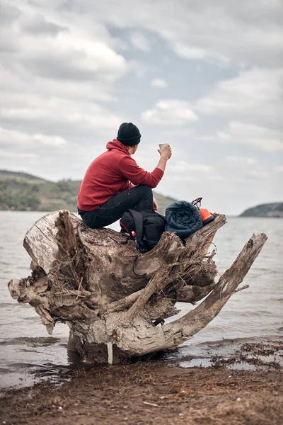 Turistický Kemp Přírodě Břehu Řeky — Stock fotografie