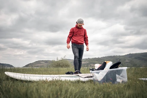 Windsurfer Karavan Balení Vybalení Přírodě — Stock fotografie