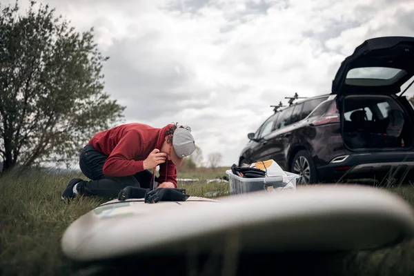 Виндсерфер Кемпер Упаковки Распаковки Багажника Крыши Автомобиля Природе — стоковое фото