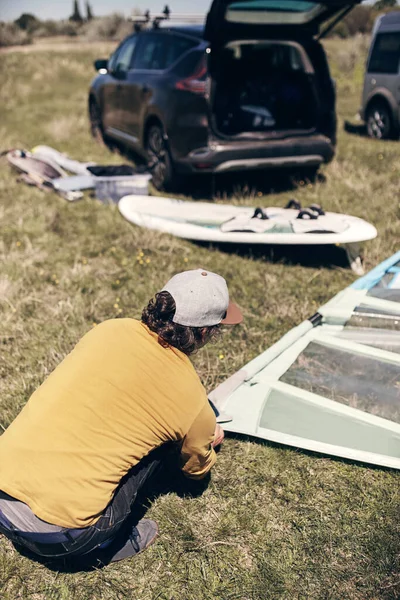 风冲浪者和露营者的包装和从车顶架上卸下的包装 — 图库照片
