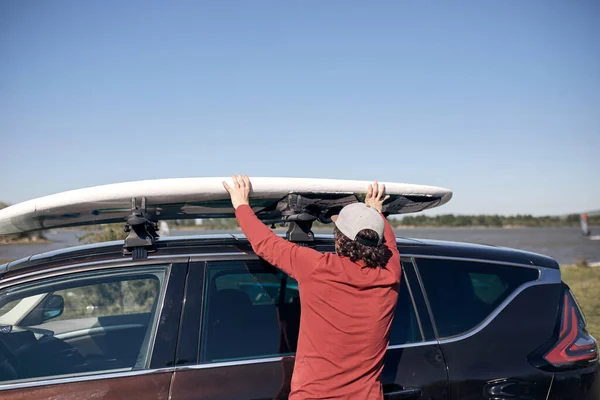 Windsurfer Και Camper Συσκευασίας Και Ξεπακετάρισμα Από Ένα Αυτοκίνητο Στη — Φωτογραφία Αρχείου