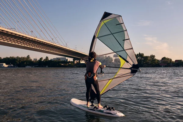 Windsurfer Surf Una Giornata Ventosa Fiume — Foto Stock