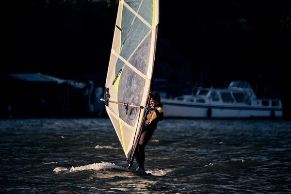 Planche Voile Par Une Journée Venteuse Rivière — Photo