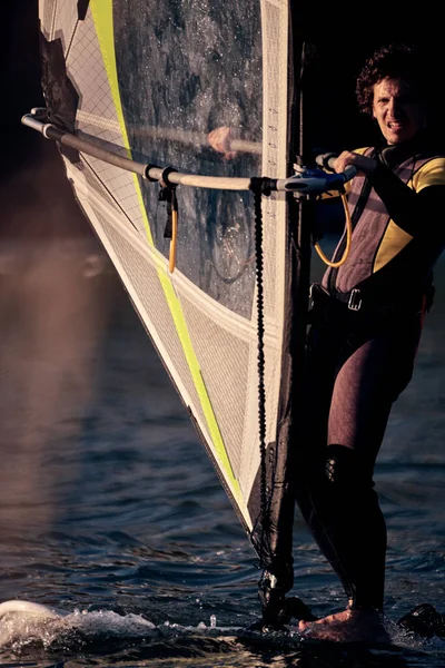 Windsurfer Surfeando Día Ventoso Río — Foto de Stock