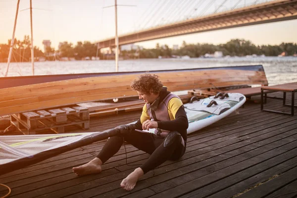 Windsurfer Surf Una Giornata Ventosa Fiume — Foto Stock