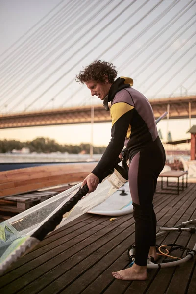 Windsurfer Surf Una Giornata Ventosa Fiume — Foto Stock