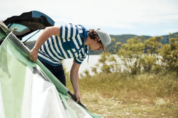Rüzgâr Sörfçüsü Kampçı Doğadaki Bir Arabadan Bavulları Hazırlayıp Boşaltıyorlar — Stok fotoğraf