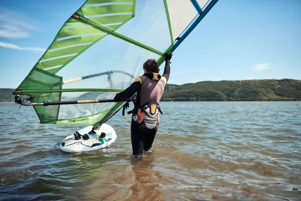 Windsurfer Surf Una Ventosa Giornata Estiva Fiume — Foto Stock