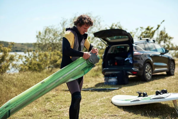 Windsurfer Και Κατασκηνωτής Συσκευασίας Και Ξεπακετάρισμα Από Ράφι Οροφής Ενός — Φωτογραφία Αρχείου