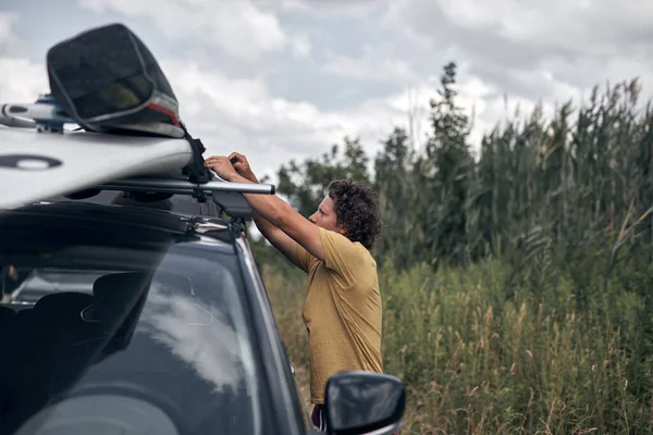 Виндсерфер Кемпер Упаковки Распаковки Багажника Крыши Автомобиля Природе — стоковое фото