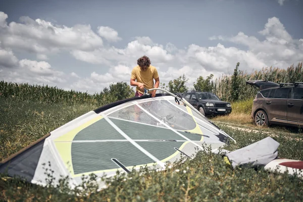 Rüzgâr Sörfçüsü Kampçı Doğada Bir Arabanın Çatı Rafından Bavulları Hazırlayıp — Stok fotoğraf