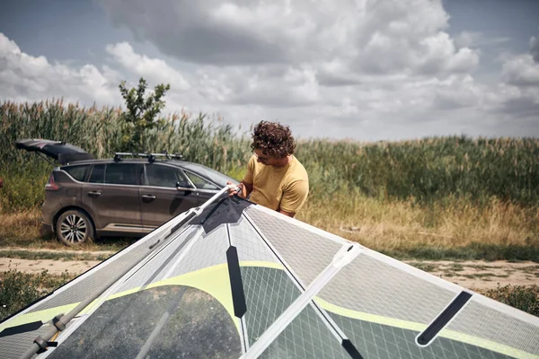 Windsurfer Camper Imballaggio Disimballaggio Dal Portapacchi Una Macchina Natura — Foto Stock