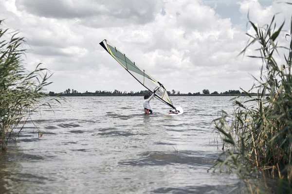 Windsurfer Surfeando Día Ventoso Verano Río — Foto de Stock