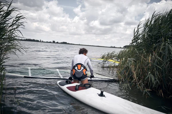 Windsurfer Surf Una Ventosa Giornata Estiva Fiume — Foto Stock