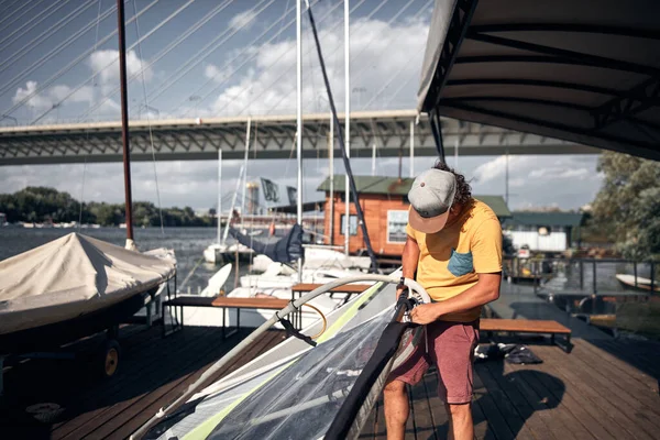 Windsurfer Surfen Einem Windigen Tag Auf Dem Fluss — Stockfoto