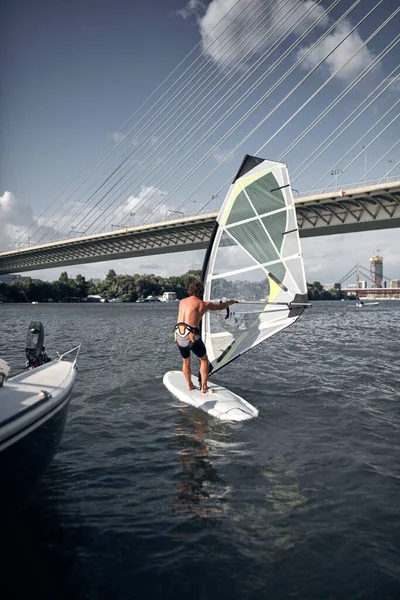 Windsurfer Surf Una Giornata Ventosa Fiume — Foto Stock