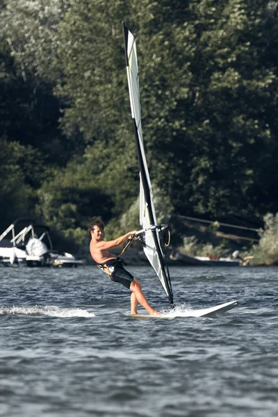 Windsurfer Surfen Einem Windigen Tag Stadtfluss — Stockfoto