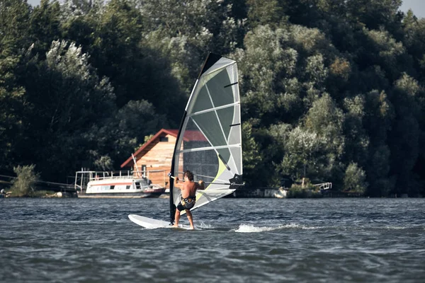 Windsurfer Surfen Einem Windigen Tag Stadtfluss — Stockfoto