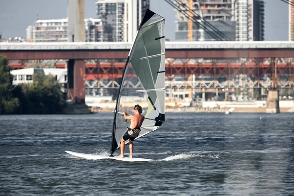 Windsurf Día Ventoso Río Ciudad — Foto de Stock