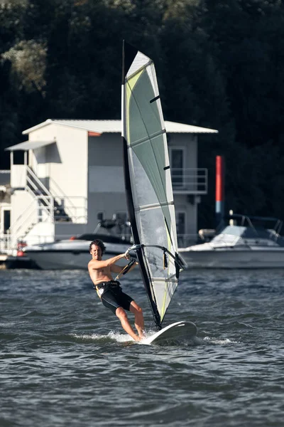 Windsurfer Surfen Einem Windigen Tag Stadtfluss — Stockfoto